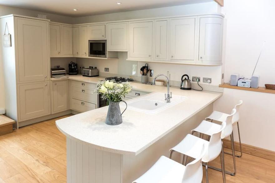 Lovely 3 Bed/3 Bath Converted Barn With Shared Indoor Pool, Sauna & Tennis Court
