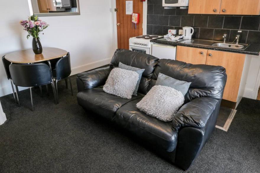 MOWBRAY 8, pet friendly, country holiday cottage in Bridlington