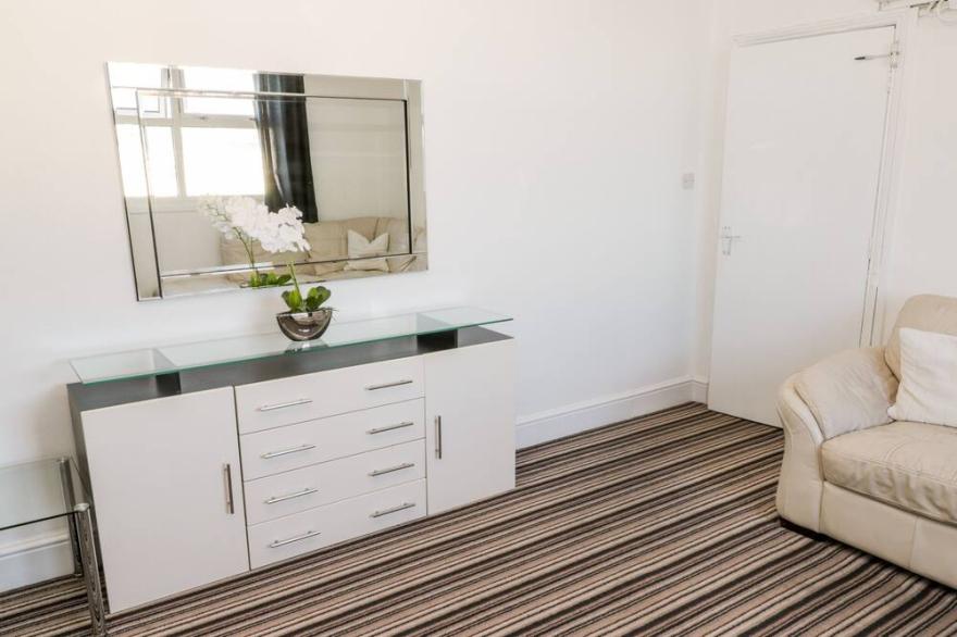 MOWBRAY 9, pet friendly, country holiday cottage in Bridlington