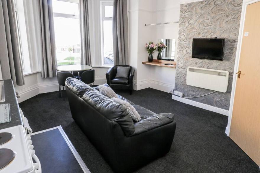 MOWBRAY 4, pet friendly, country holiday cottage in Bridlington