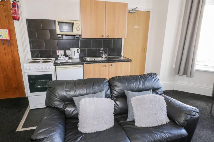 MOWBRAY 4, pet friendly, country holiday cottage in Bridlington