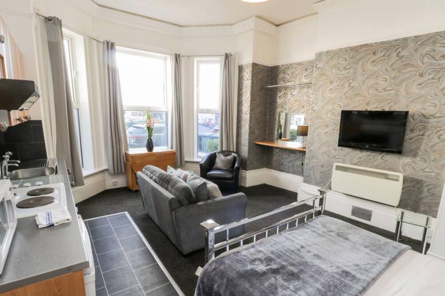 MOWBRAY 2, pet friendly, country holiday cottage in Bridlington