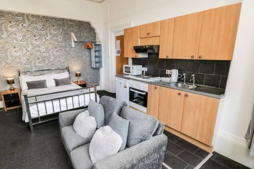 MOWBRAY 2, pet friendly, country holiday cottage in Bridlington