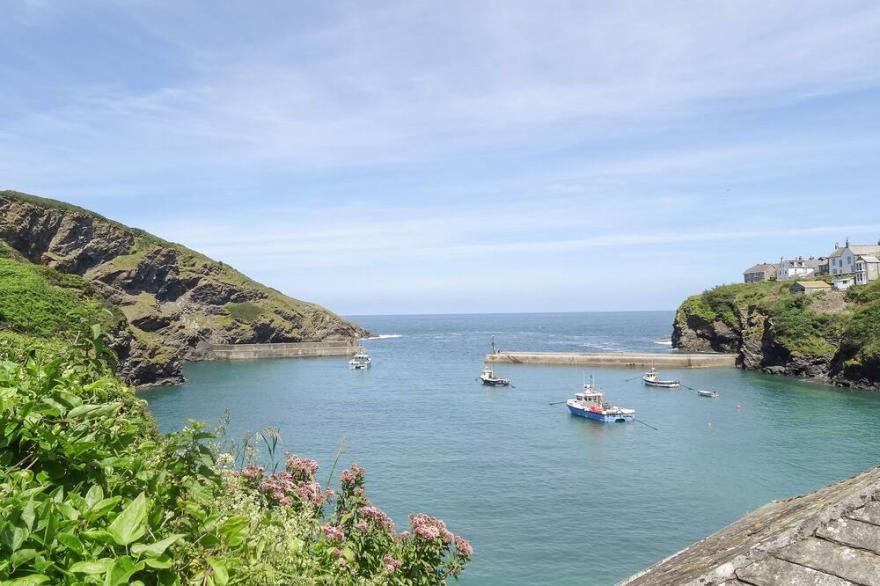 KELMSCOT, pet friendly, luxury holiday cottage in Trelights