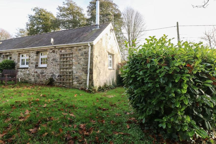KNAP COTTAGE, pet friendly, with pool in Maenclochog
