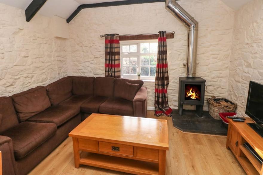 KNAP COTTAGE, pet friendly, with pool in Maenclochog