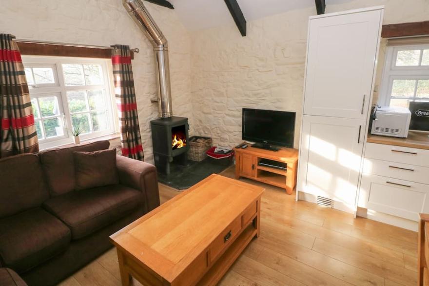KNAP COTTAGE, pet friendly, with pool in Maenclochog