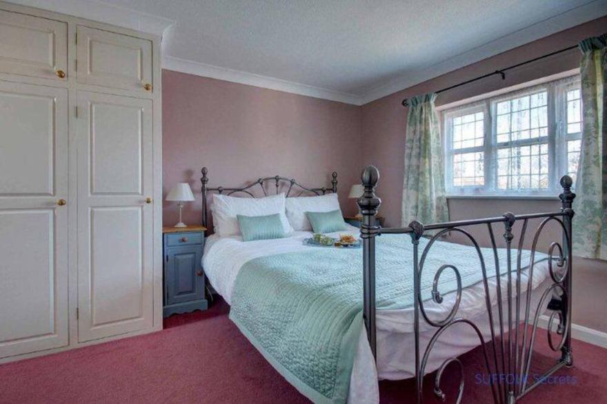 Little Chequers is a pretty pet friendly cottage , sleeps 3. close to Aldeburgh