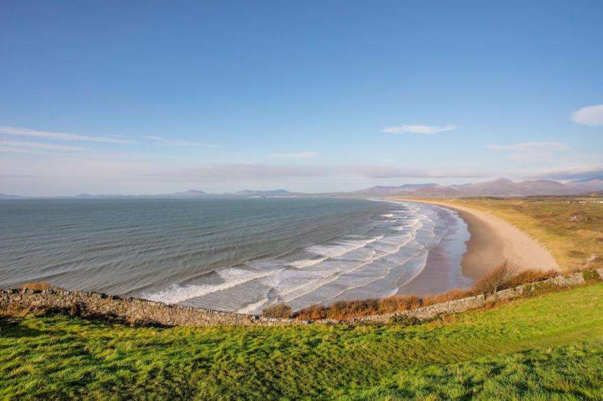 BRAMBLE BANK, pet friendly, country holiday cottage in Harlech