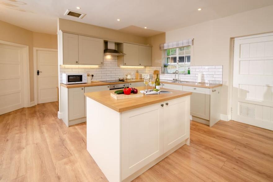 Larch Cottage - Two Bedroom House, Sleeps 4