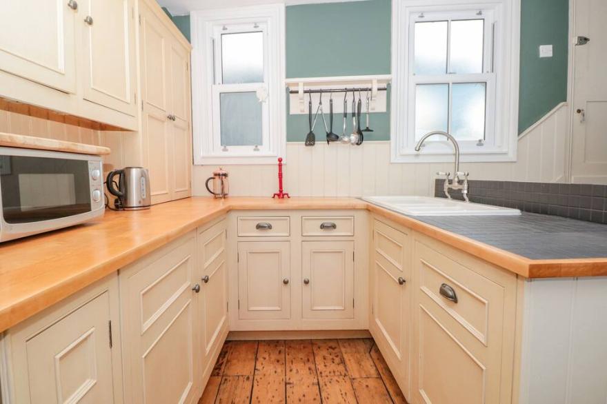 19 ABOVE TOWN, character holiday cottage in Dartmouth
