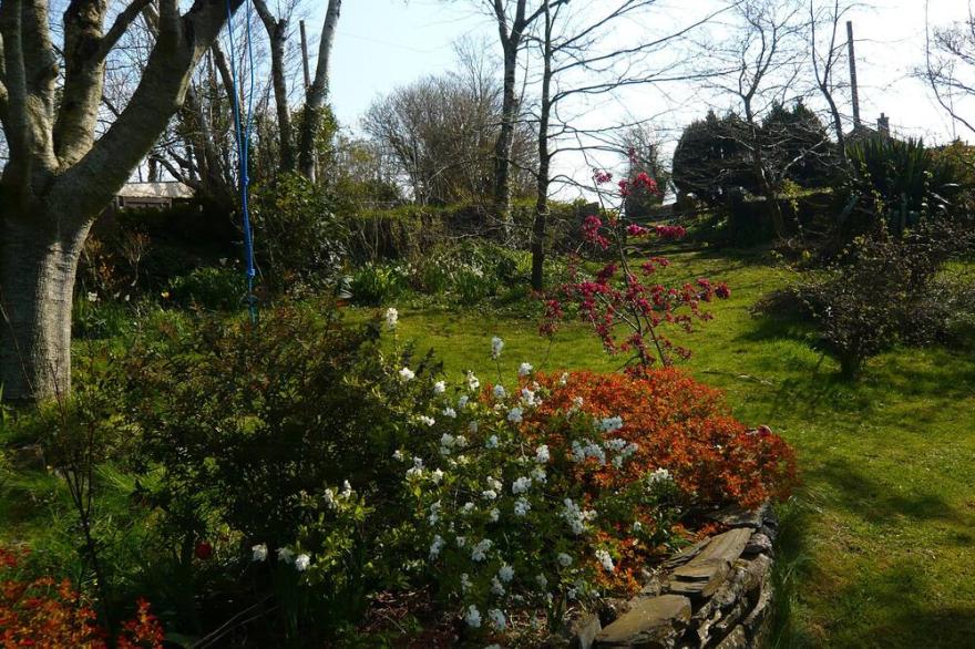 AARON'S COTTAGE, pet friendly, character holiday cottage in St Teath