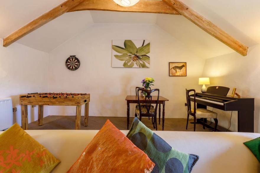 AARON'S COTTAGE, pet friendly, character holiday cottage in St Teath