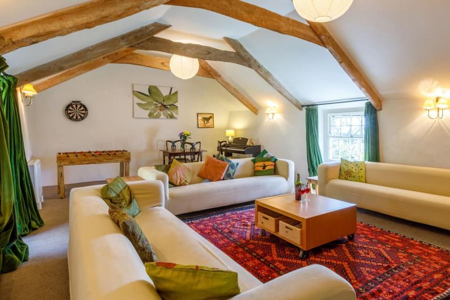 AARON'S COTTAGE, pet friendly, character holiday cottage in St Teath