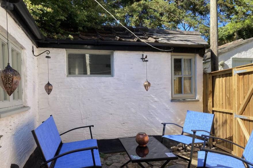 4 CUMBERLAND COTTAGES, pet friendly, with open fire in Ringmore