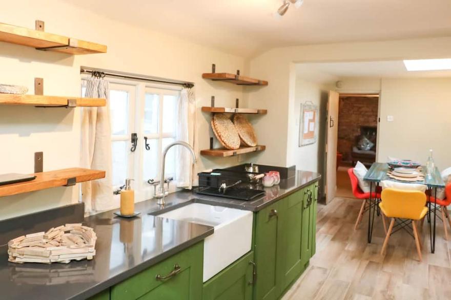 4 CUMBERLAND COTTAGES, pet friendly, with open fire in Ringmore