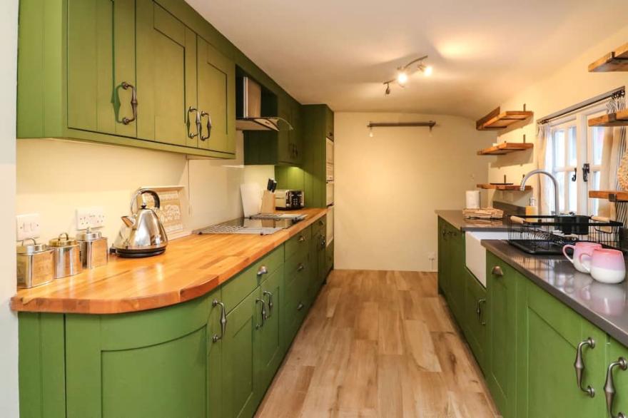 4 CUMBERLAND COTTAGES, pet friendly, with open fire in Ringmore