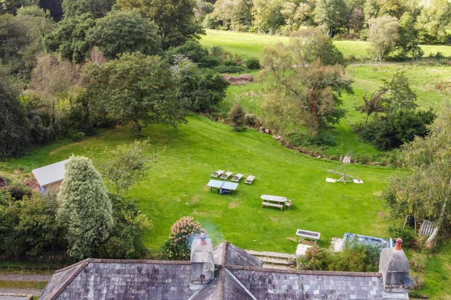 Riverside alfresco retreat with sauna & hot tub, beautiful private estate, Devon