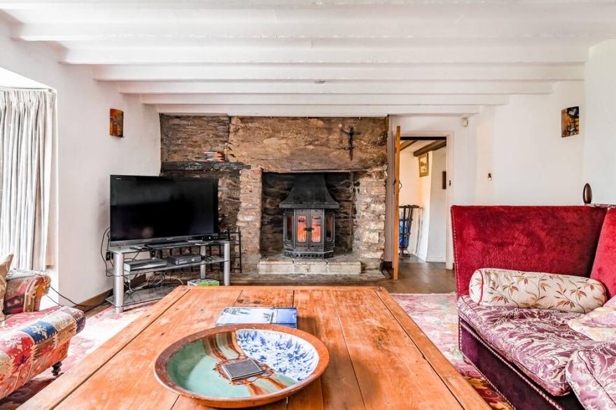 Riverside alfresco retreat with sauna & hot tub, beautiful private estate, Devon