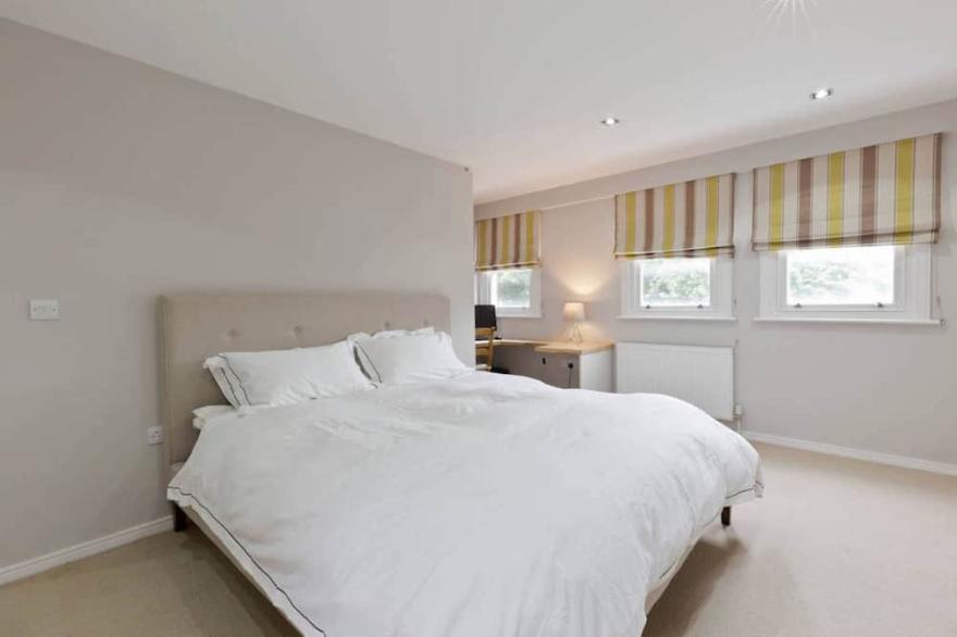 Well-appointed 3 Bedroom West-London House (max 6 people)
