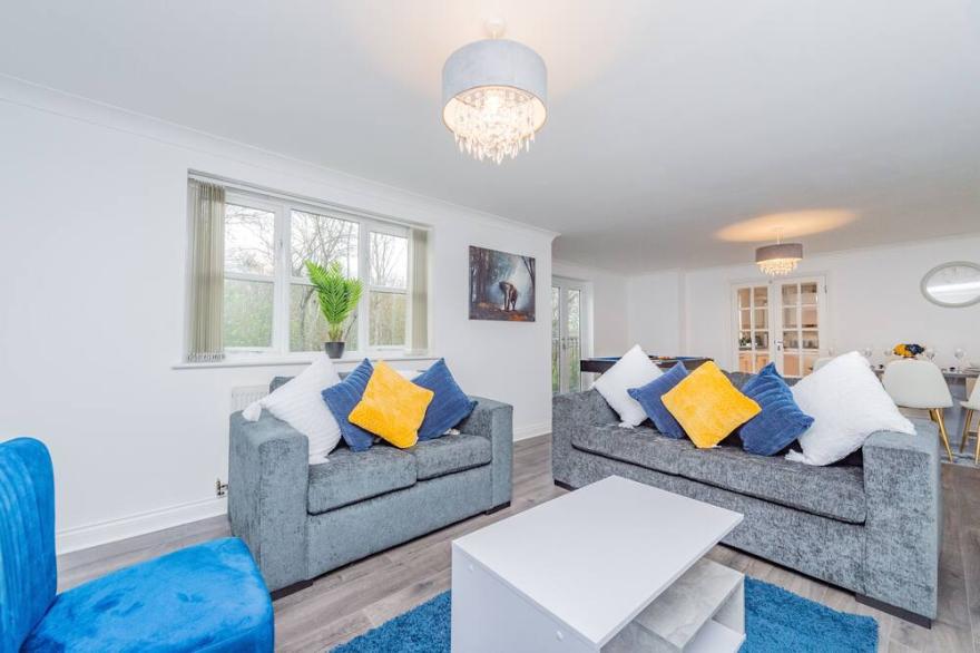 Stunning 4 Bed Home with Free Parking, Fast WiFi, and Pool Table