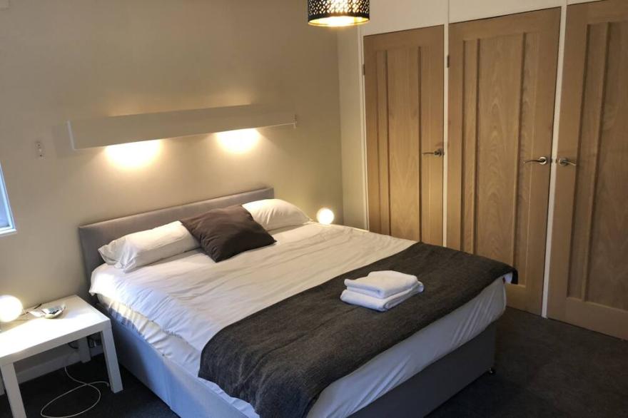5 Bedroom Camberley Airport Accommodation
