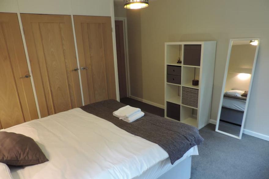 5 Bedroom Camberley Airport Accommodation