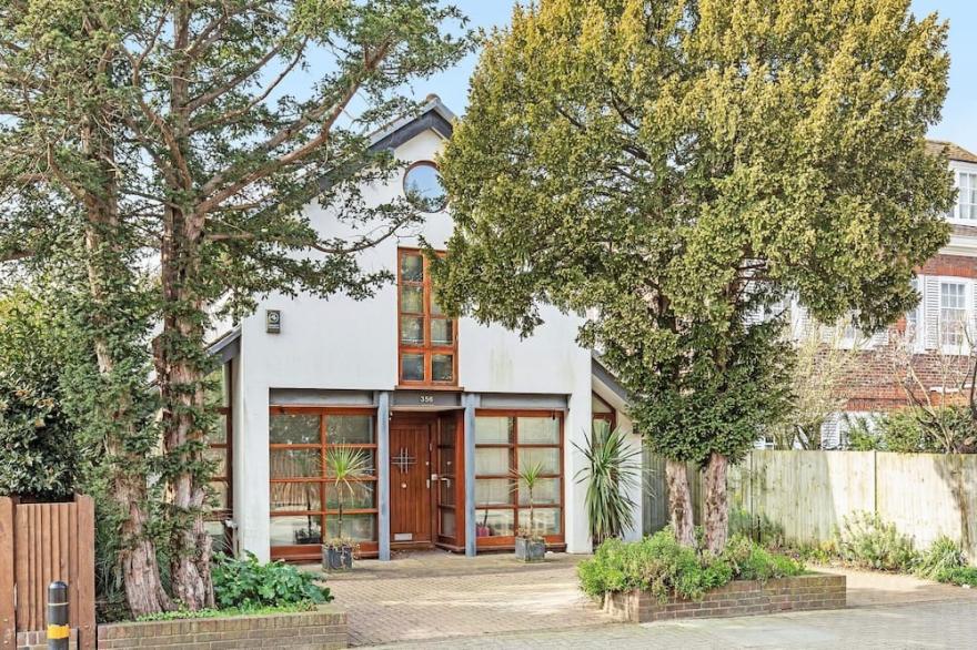 Stunning house in Roehampton near Putney. Good transport.