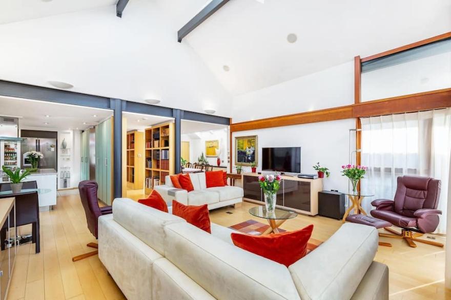 Stunning house in Roehampton near Putney. Good transport.
