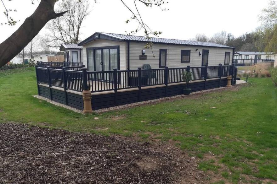 Captivating Bluebell Lodge 2-bed Cotswolds caravan