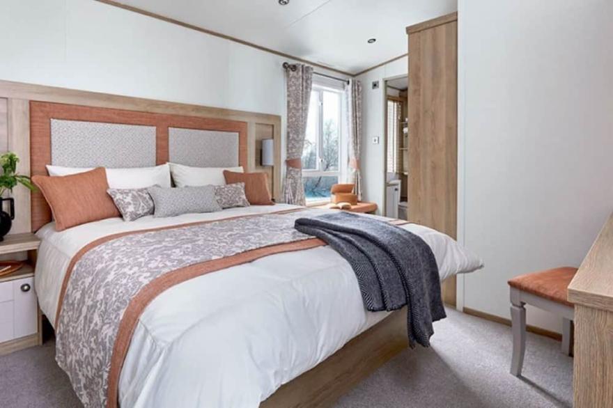 Captivating Bluebell Lodge 2-bed Cotswolds caravan