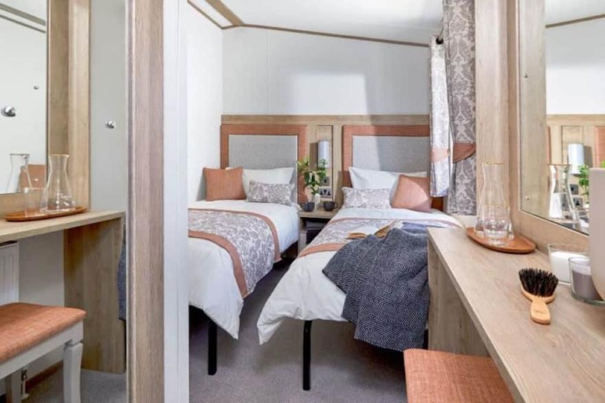 Captivating Bluebell Lodge 2-bed Cotswolds caravan