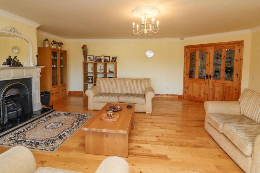 KISSANE'S COTTAGE, family friendly in Beaufort, County Kerry