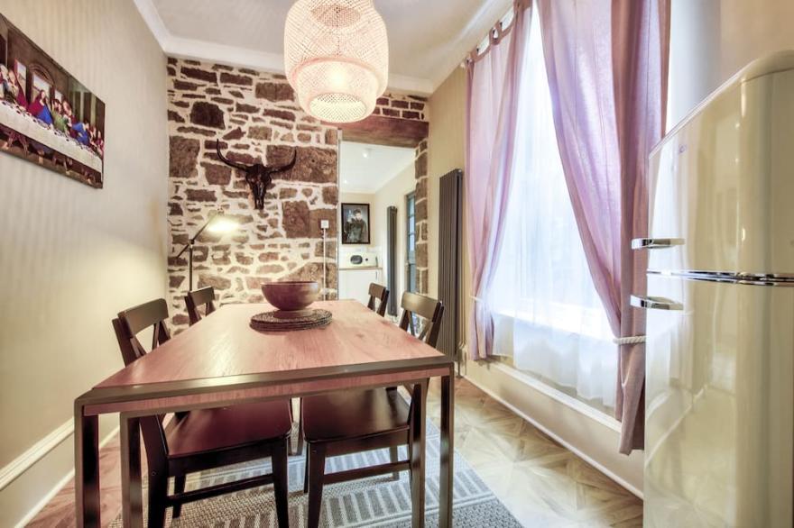 Brand New and Funky Glasgow West End Apartment Sleeps 2/4