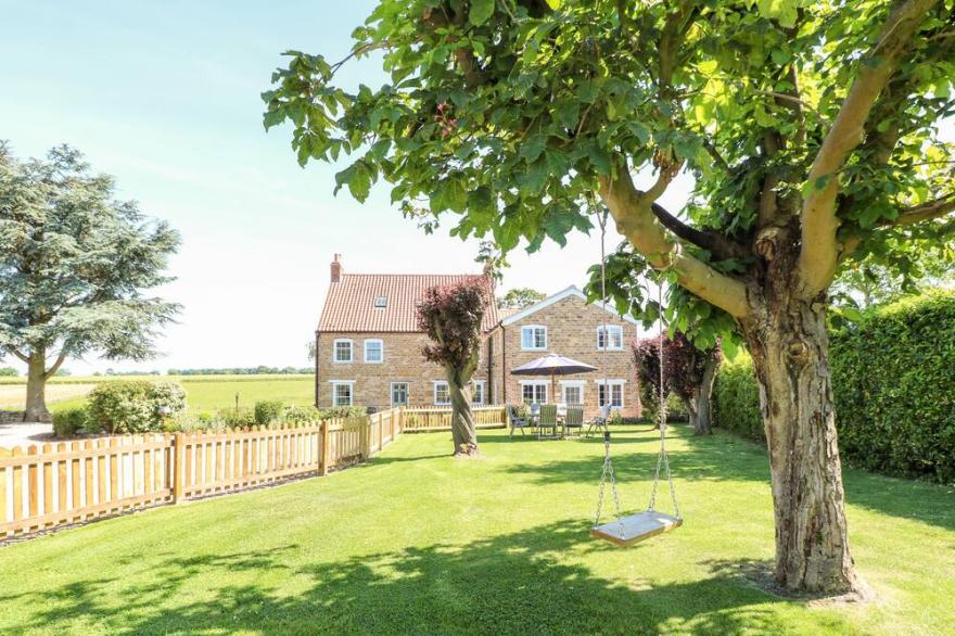 PADDOCK VIEW COTTAGE, pet friendly, with a garden in Vale Of Belvoir