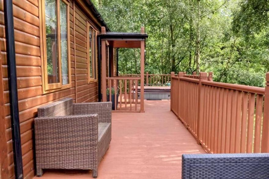 Puddleduck Lodge with Hot Tub, Felmoor Park