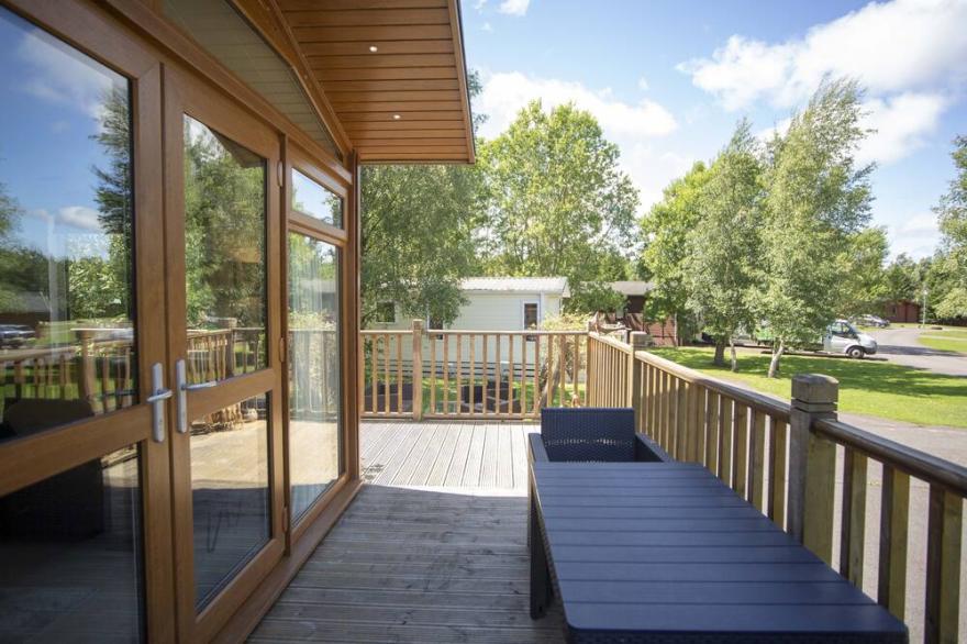 Puddleduck Lodge with Hot Tub, Felmoor Park