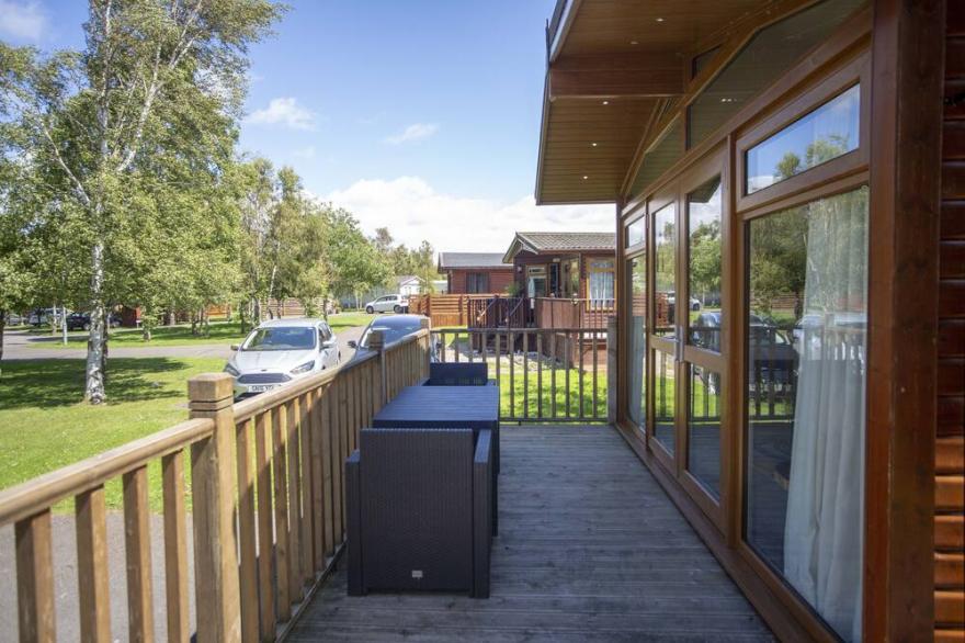 Puddleduck Lodge with Hot Tub, Felmoor Park