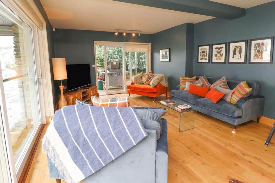 TIDAL WATERS, pet friendly, with a garden in Noss Mayo