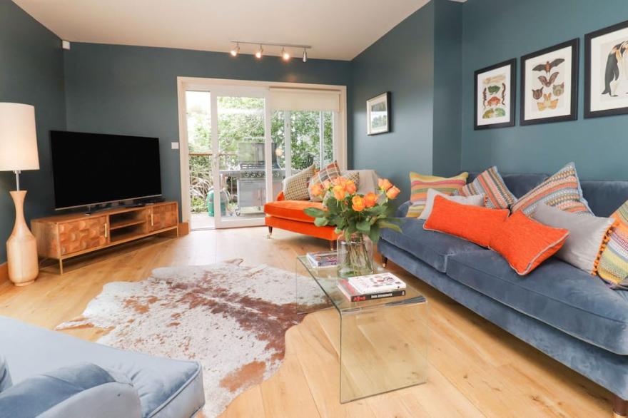 TIDAL WATERS, pet friendly, with a garden in Noss Mayo