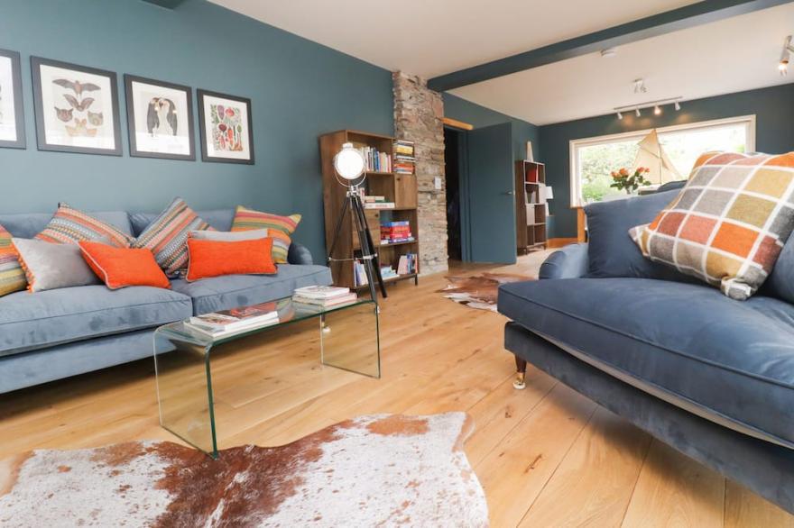 TIDAL WATERS, pet friendly, with a garden in Noss Mayo