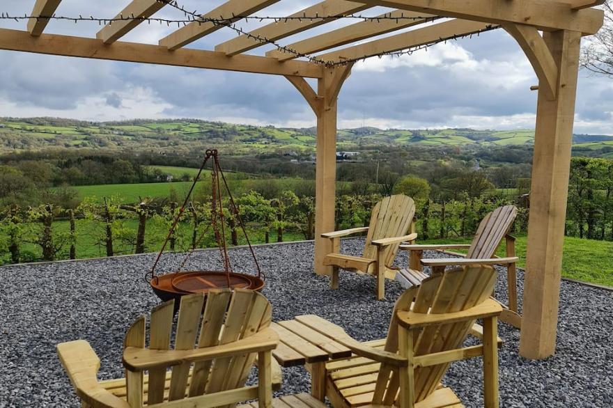 GWENNOL COTTAGE, pet friendly, character holiday cottage in Llandeilo
