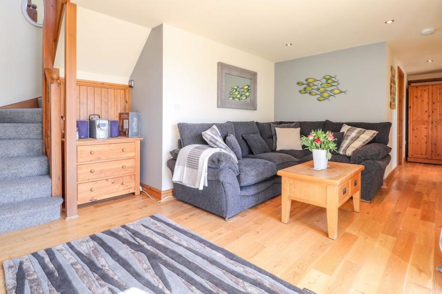 GWENNOL COTTAGE, pet friendly, character holiday cottage in Llandeilo