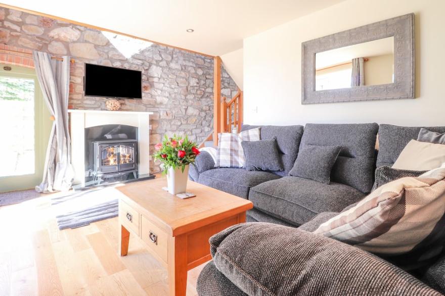 GWENNOL COTTAGE, pet friendly, character holiday cottage in Llandeilo