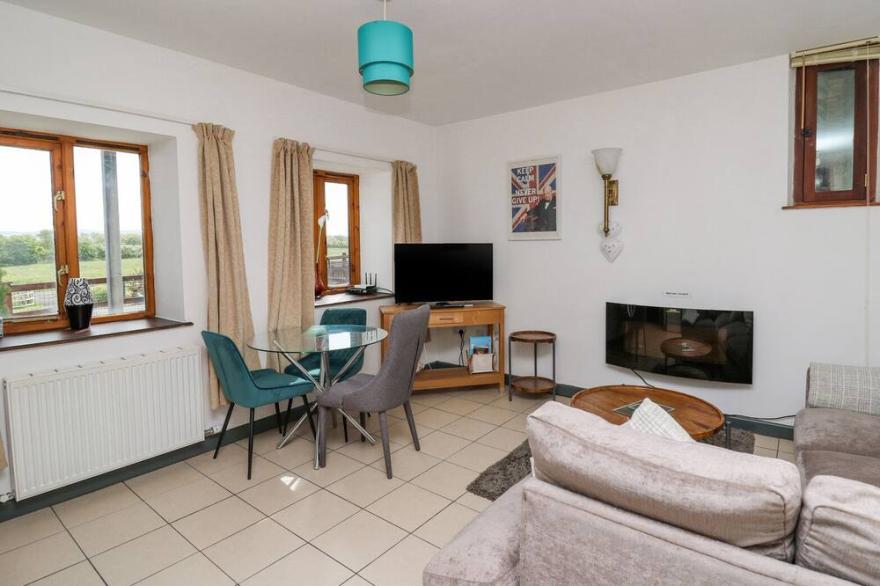 THE HAY SUITE, pet friendly, with pool in Aberystwyth