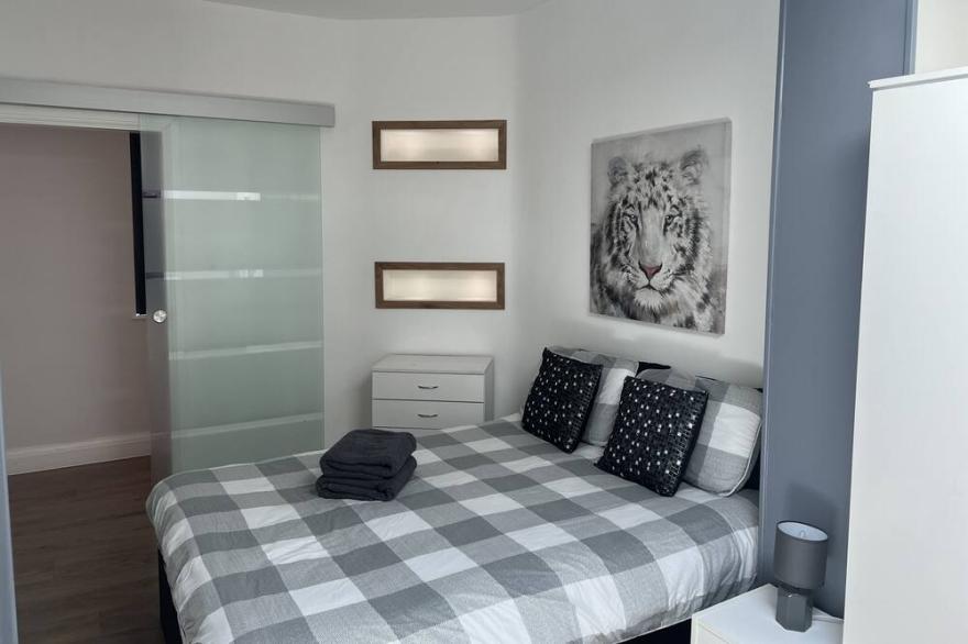 The Broadway Beach homes AirBnb with Hot tub