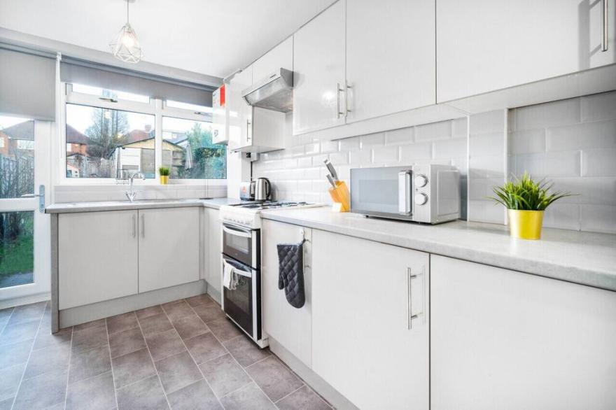 Three Bed House - Parking - Garden - Great Barr