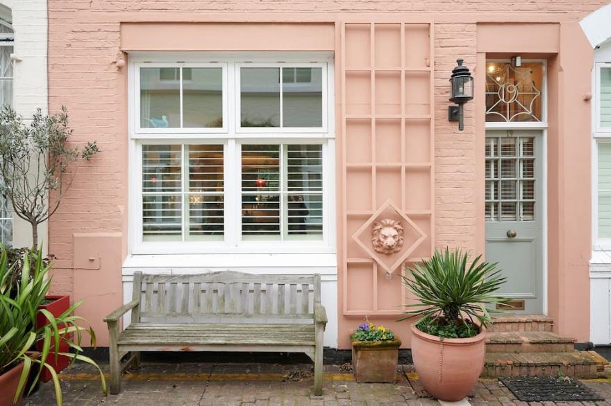 A PERFECT TREASURE -  KNIGHTSBRIDGE LUXURY MEWS APARTMENT