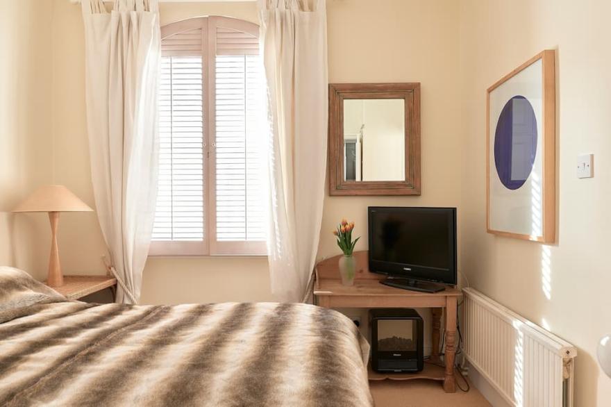 A PERFECT TREASURE -  KNIGHTSBRIDGE LUXURY MEWS APARTMENT