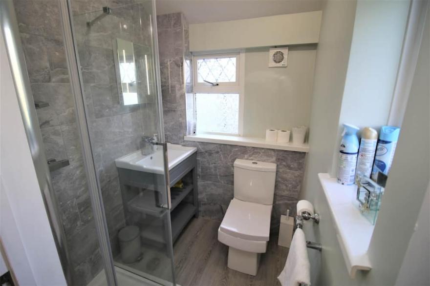 Janet Street Loft (Sleeps 8)